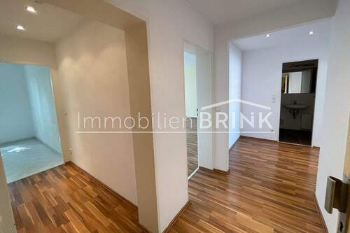 Diele mit Zugang zu allen Räumen - 3 Zimmer Etagenwohnung in Nürnberg