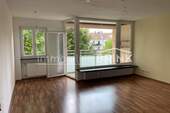 Wohnzimmer mit großer Fensterfront - Etagenwohnung mit 70,00 m² in Nürnberg zum Kaufen