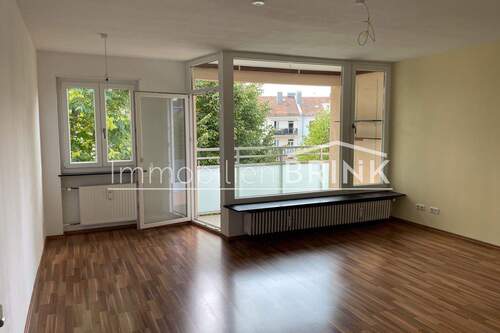 Wohnzimmer mit großer Fensterfront - Etagenwohnung mit 70,00 m² in Nürnberg zum Kaufen
