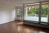 Wohnzimmer mit angeschlossenem Balkon - 