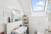 Badezimmer im Dachgeschoss - 