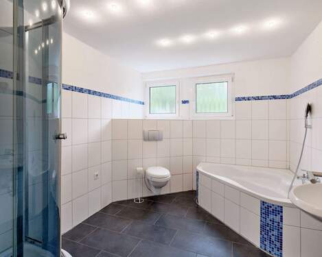 Tageslichtbad mit Badewanne und Dusche - 