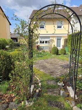mit Rosenbogen - 4 Zimmer Reihenendhaus in Hohenfels