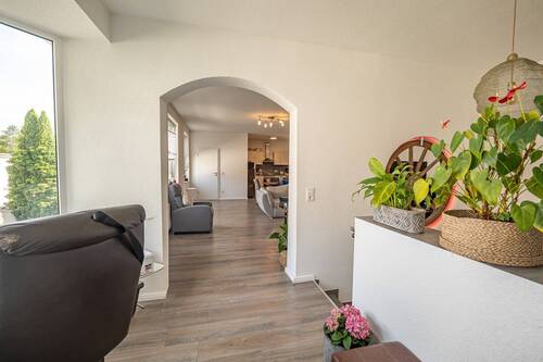 Flur OG - Großzügige 3-Zimmer-Wohnung mit moderner Ausstattung und optionaler Garage