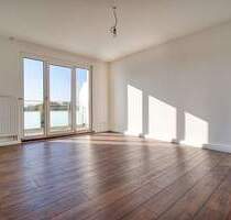 Köln-Nippes: Frisch renovierte, helle 2 Zimmer Dachgeschosswohnung mit großem Balkon