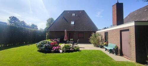 Rasenfläche mit Terrasse - 