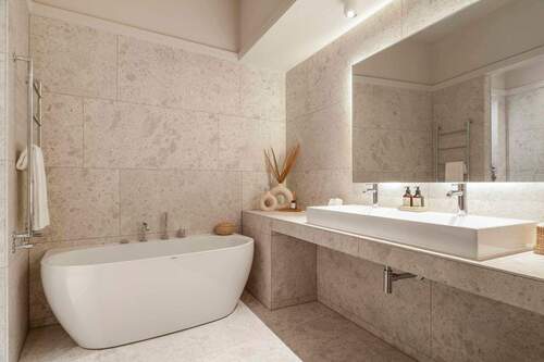 Badezimmer mit Wanne - 