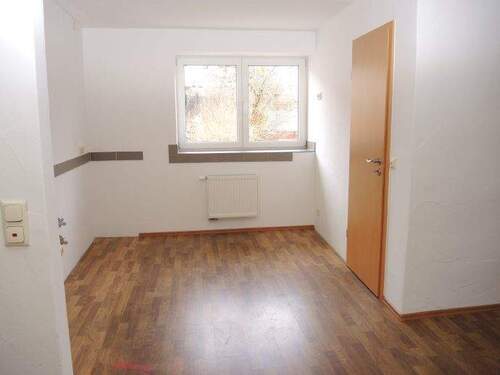 offene Küche mit kleinem Abstellraum - 