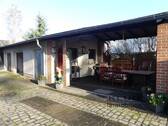 Nebengebäude mit Garagen u. üb - 