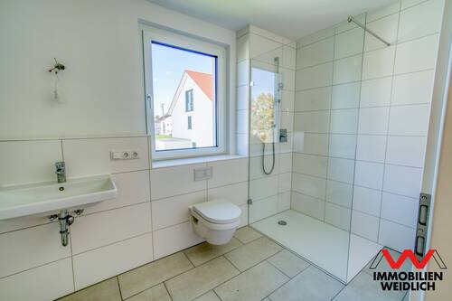 Bad mit Dusche und Wanne - 