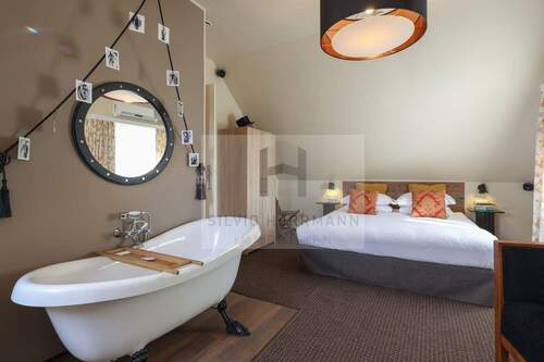 mit Bad und freistehender Wanne - 