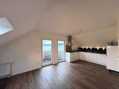 Zimmer mit Küche und Balkon im OG - 