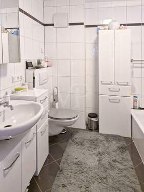 Badezimmer mit Wanne und Dusche I - 