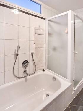 Badezimmer mit Wanne und Dusche II - 