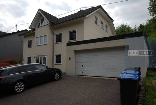 Garagen - Attraktives 2-Familienhaus mit Pool und großem Grundstück in ruhiger Lage