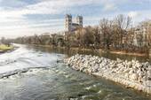 Die Isar mit der Pfarrkirche - 