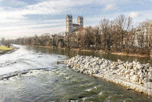 Die Isar mit der Pfarrkirche - 
