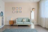 Wohnzimmer mit Balkonzugang - 2 Zimmer Etagenwohnung zum Kaufen in Berlin