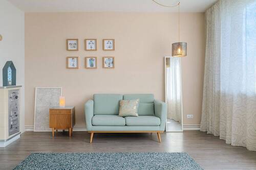 Wohnzimmer mit Balkonzugang - 2 Zimmer Etagenwohnung zum Kaufen in Berlin