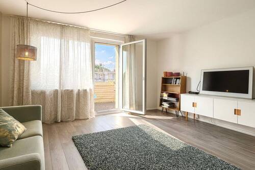 Wohnzimmer mit Balkonzugang - 2 Zimmer Etagenwohnung in Berlin