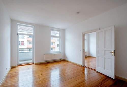 Blick vom Schlafzimmer zum Balkon und weiteren Zimmer - Helle 2-Zimmer-Altbauwohnung mit Balkon in der Nähe zum Boxhagener Platz