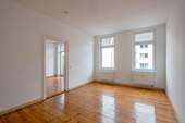 Wohnzimmer mit Blick zum Schlafzimmer und Balkon - 2 Zimmer Etagenwohnung in Berlin-Friedrichshain