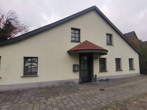 Frontansicht C - Gut gelegenes Einfamilienhaus für handwerklich begabte