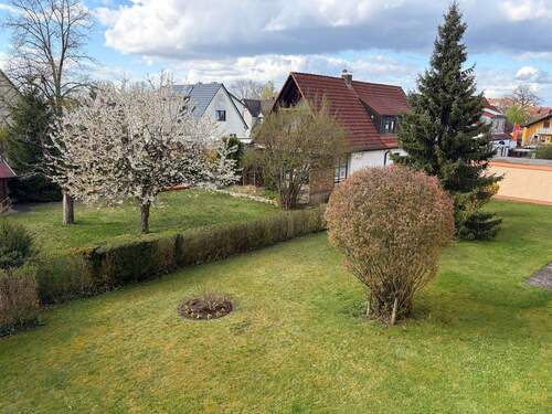 Ausblick Balkon - Etagenwohnung mit 80,20 m&sup2; in Feucht zur Miete