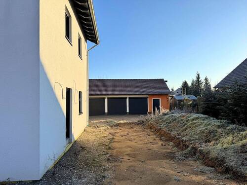 Außenanischt Süd mit Garage - 4 Zimmer Einfamilienhaus in Uehlfeld