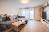 Wohnzimmer - Neuwertige barrierefreie 3-Zimmer-Wohnung mit Balkon und 2 Stellplätzen in Freystadt