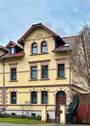 Ansicht Straßenseite - Entwicklungsfähiges 1-3-Familienhaus mit Garten und Nebengelass