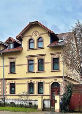 Ansicht Straßenseite - Entwicklungsfähiges 1-3-Familienhaus mit Garten und Nebengelass