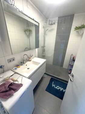 Blick ins Badezimmer - Etagenwohnung mit 86,70 m² in Erlangen zum Kaufen