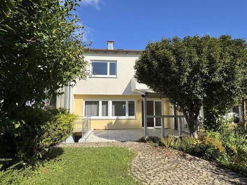 Objektansicht - Funktionelles, modernisierungsbedürftiges Reihenmittelhaus in beliebter Wohnlage