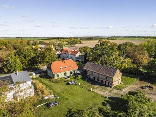 Blick auf das Ensemble - Rückseite - *SEHNSUCHT* Lebenslust + Spirit - Familie mit Pferd! 'Bella Vita' Landhaus mit 2 WE (tlw. vermietet) + Scheune