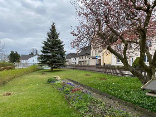 seitlicher Garten - Mehrfamilienhaus, Wohnhaus mit 190,00 m&sup2; in Schlegel zum Kaufen