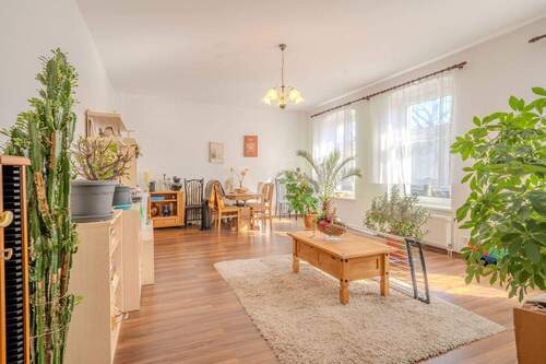  großzügiges Wohnzimmer im 1. Obergeschoss - 