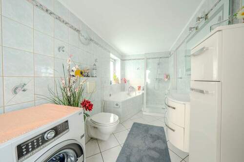  Bad mit Badewanne - 5 Zimmer Einfamilienhaus zum Kaufen in Berlin - Pankow