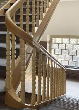 Treppenhaus - 1 Zimmer Mehrfamilienhaus, Wohnhaus in Leverkusen