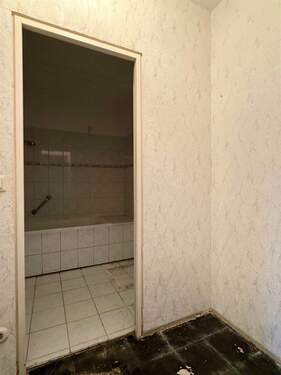 Vorraum Wannenbad mit Einbauschrank - 