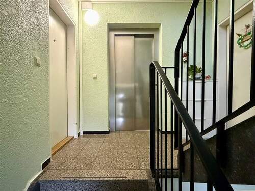 Treppenhaus - 2 Zimmer Etagenwohnung in Kiel