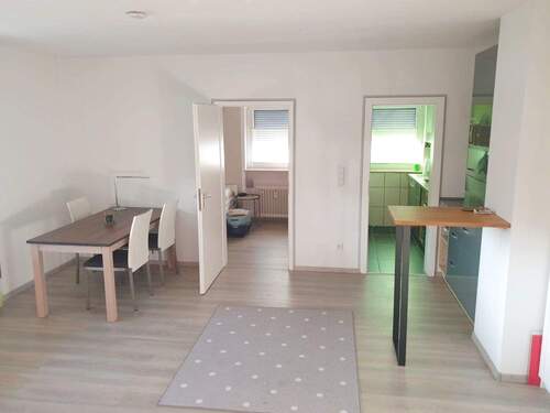 Wohn- Esszimmer mit Blick zur Küche - 