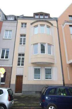 Hausansicht - SCHÖNE ALTBAUWOHNUNG MIT BALKON IM NEUSSER-DREIKÖNIGENVIERTEL