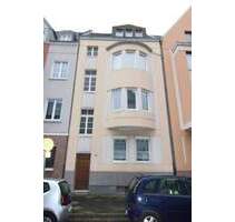 SCHÖNE ALTBAUWOHNUNG MIT BALKON IM NEUSSER-DREIKÖNIGENVIERTEL