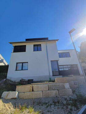 Bild 1 - Schönes 5-Zimmer-Einfamilienhaus mit lux. Innenausstattung mit herrlichem Albblick in ruhiger Lage