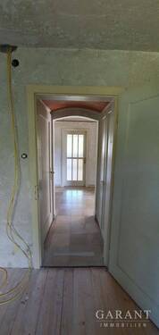 Blick vom Zimmer im EG in den Flur/Eingangsbereich - 