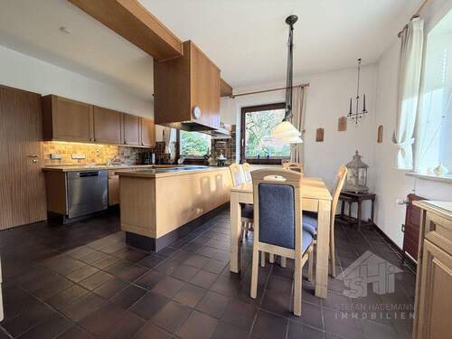 Küche mit angrenzendem Essbereich - 