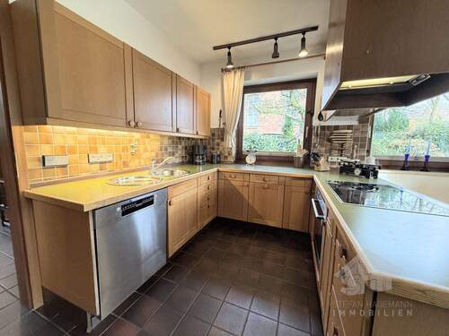 Einbauküche mit reichlich Arbeitsfläche - 