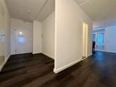 Wohnungseingang mit Garderobe und Flur - 