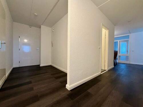 Wohnungseingang mit Garderobe und Flur - 